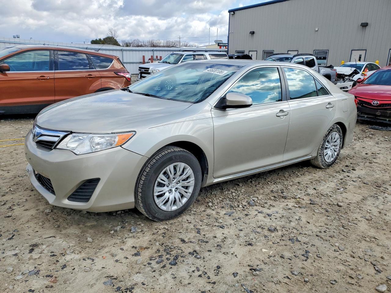 2014 Toyota Camry Le - zdjęcie główne