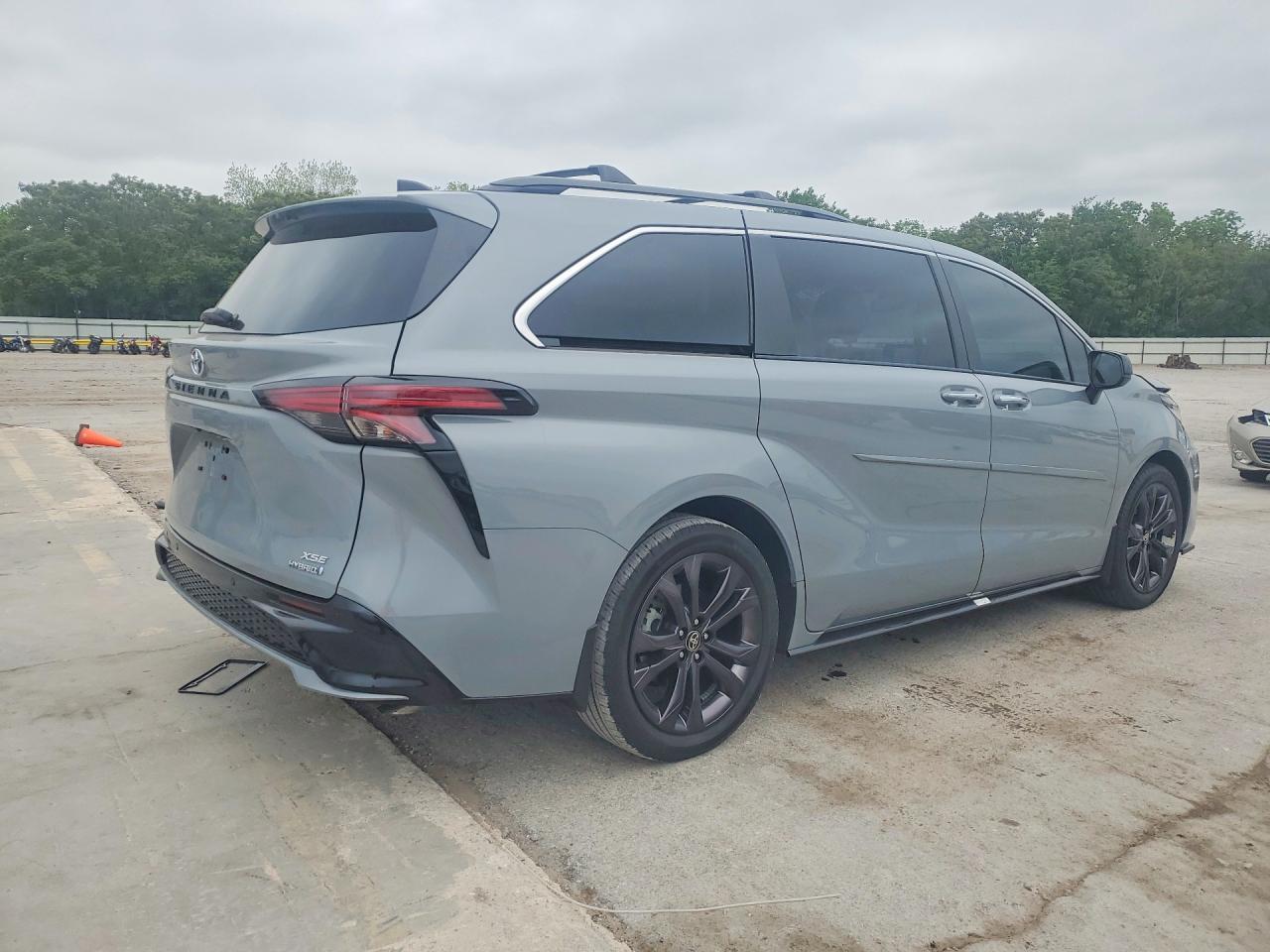 2024 Toyota Sienna Xse - zdjęcie 3