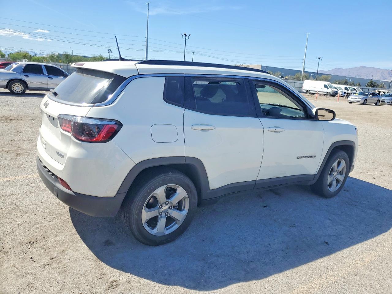 2021 Jeep Compass Latitude - zdjęcie 3