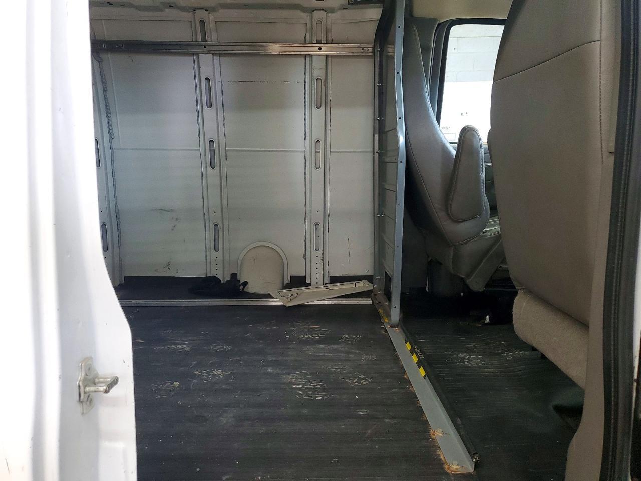 2015 Chevrolet Express G2500 - zdjęcie 11