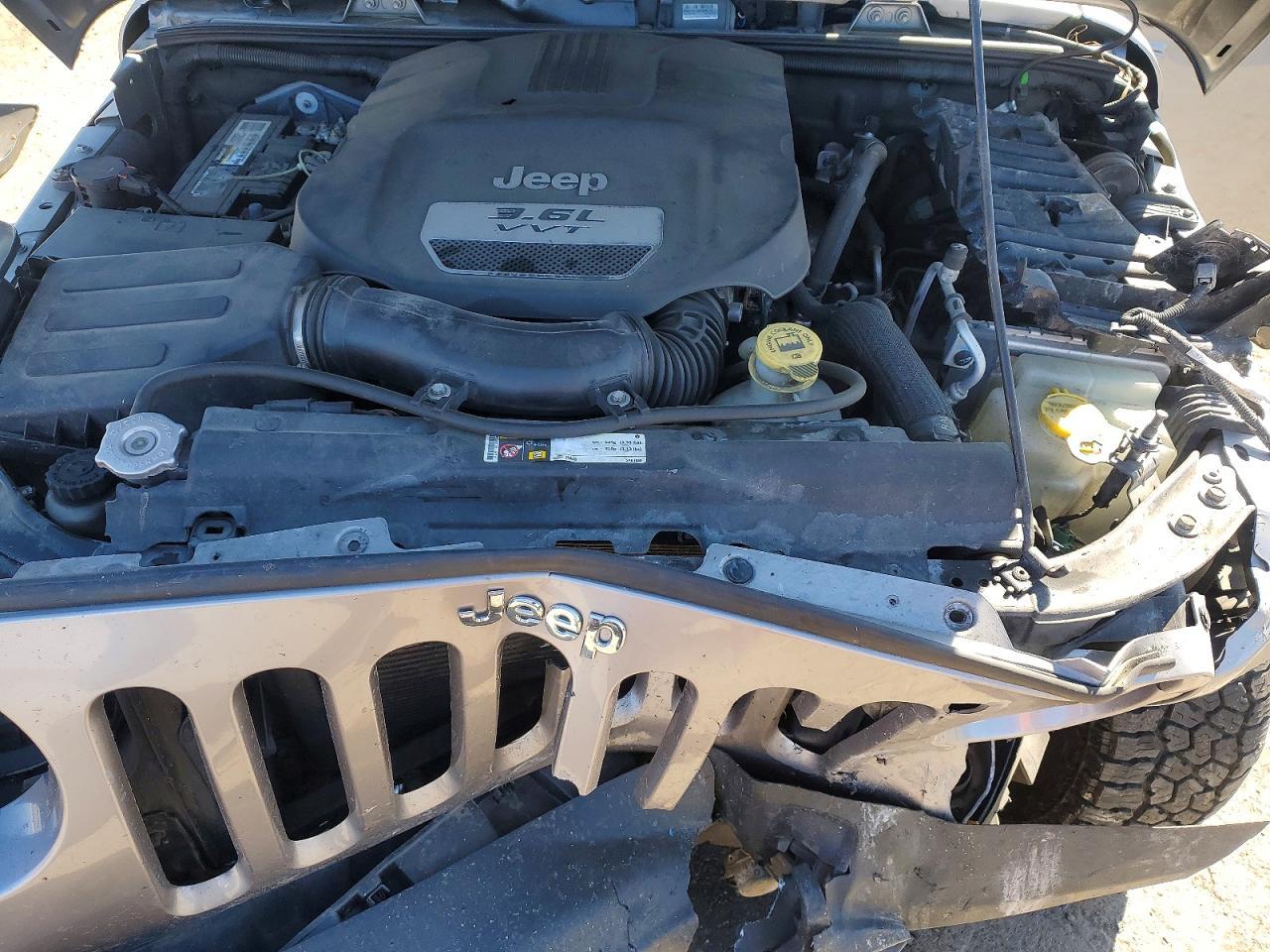2013 Jeep Wrangler Unlimited Sahara - zdjęcie 11