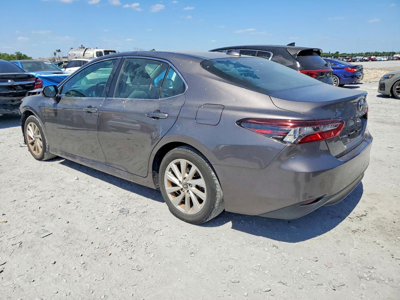 2024 Toyota Camry Le - zdjęcie 2
