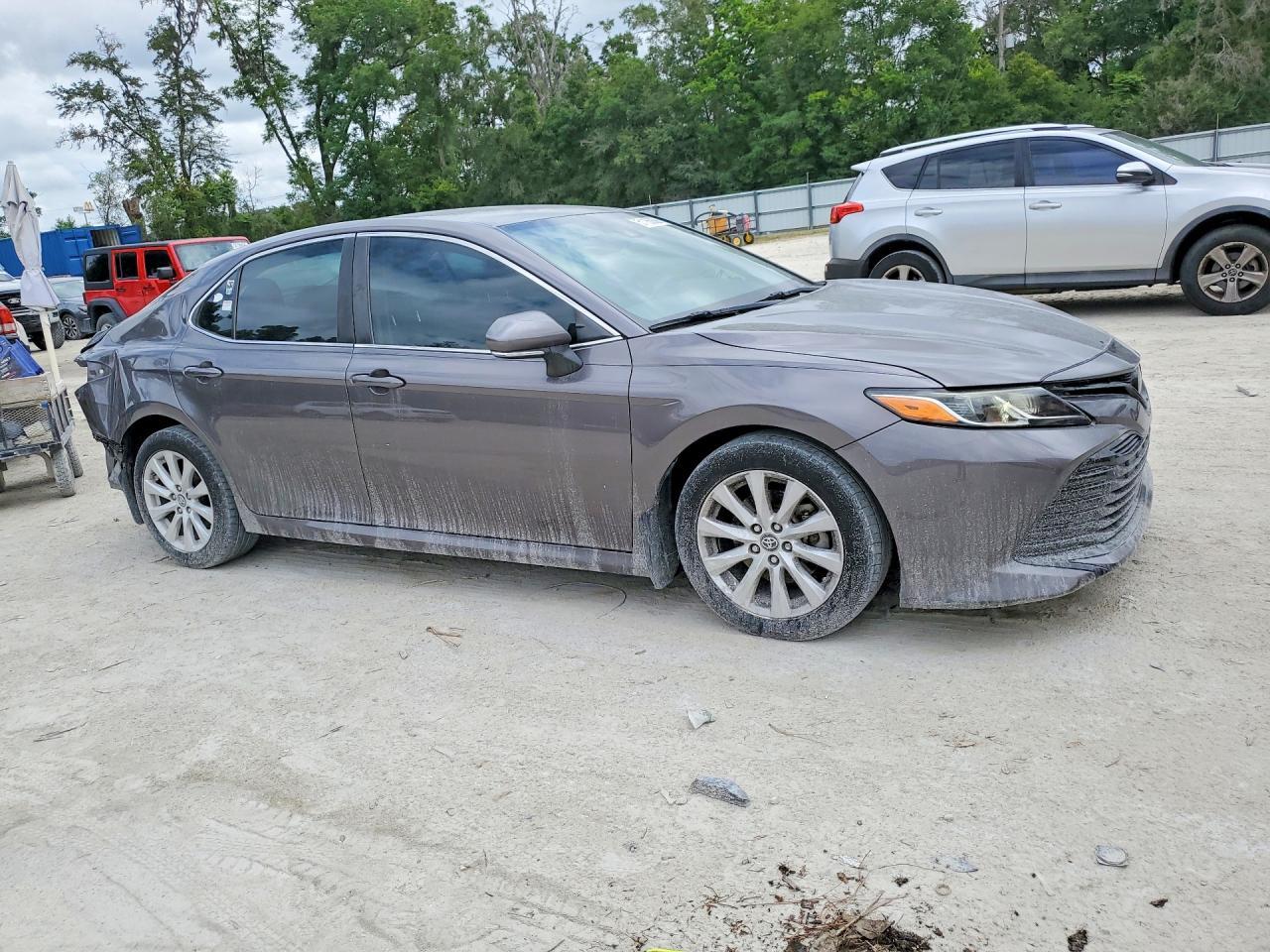 2019 Toyota Camry Le - zdjęcie 4
