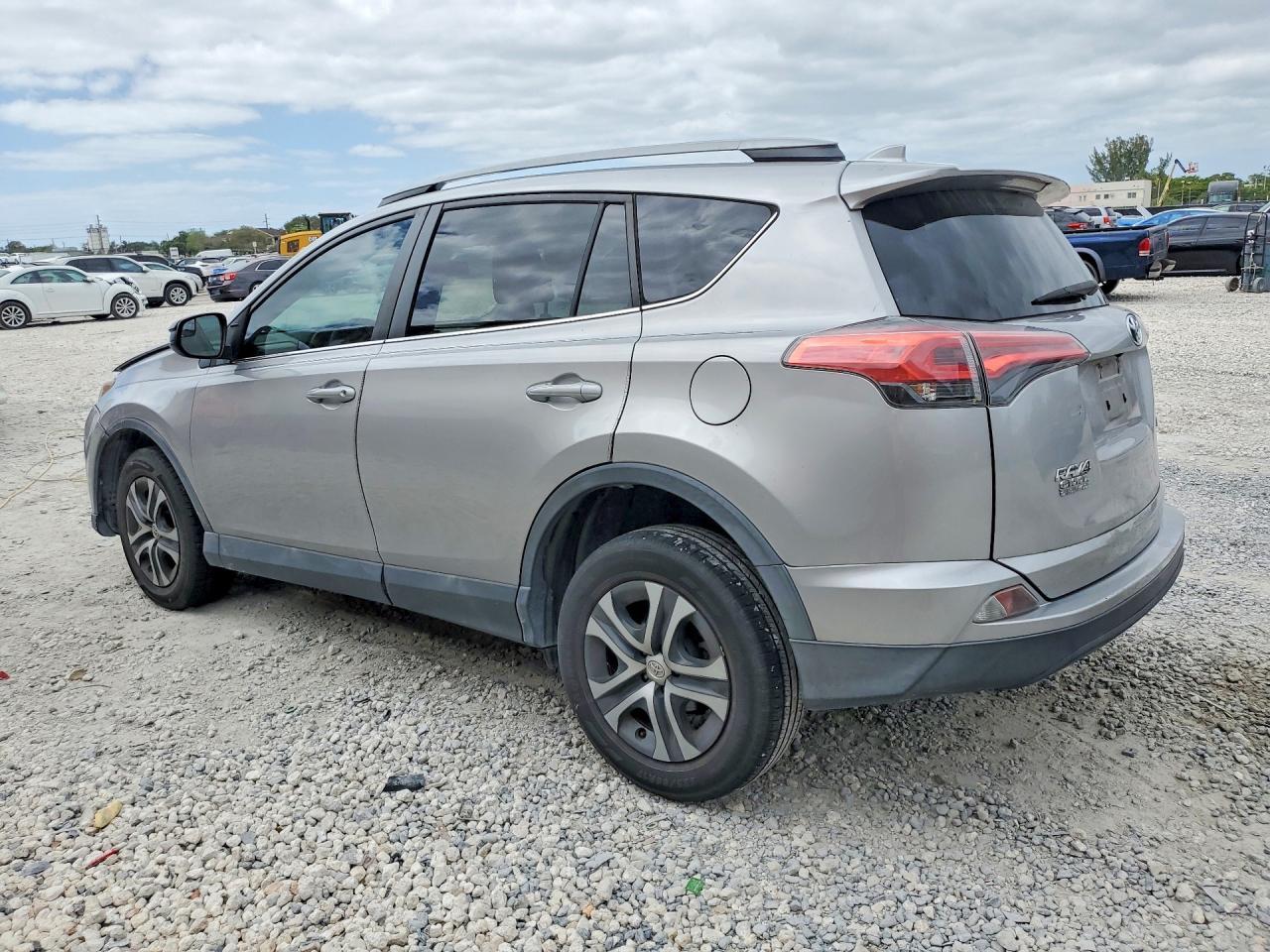 2017 Toyota Rav4 Le - zdjęcie 2