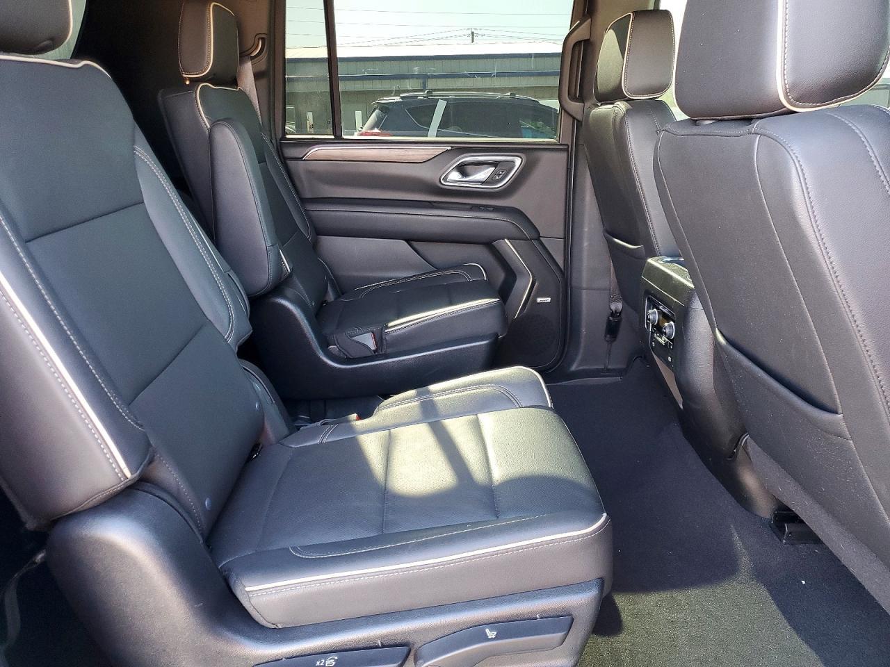 2023 Chevrolet Suburban C1500 Premier - zdjęcie 11