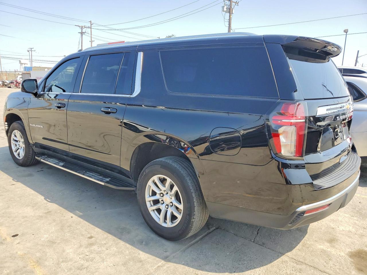 2023 Chevrolet Suburban C1500 Lt - zdjęcie 2