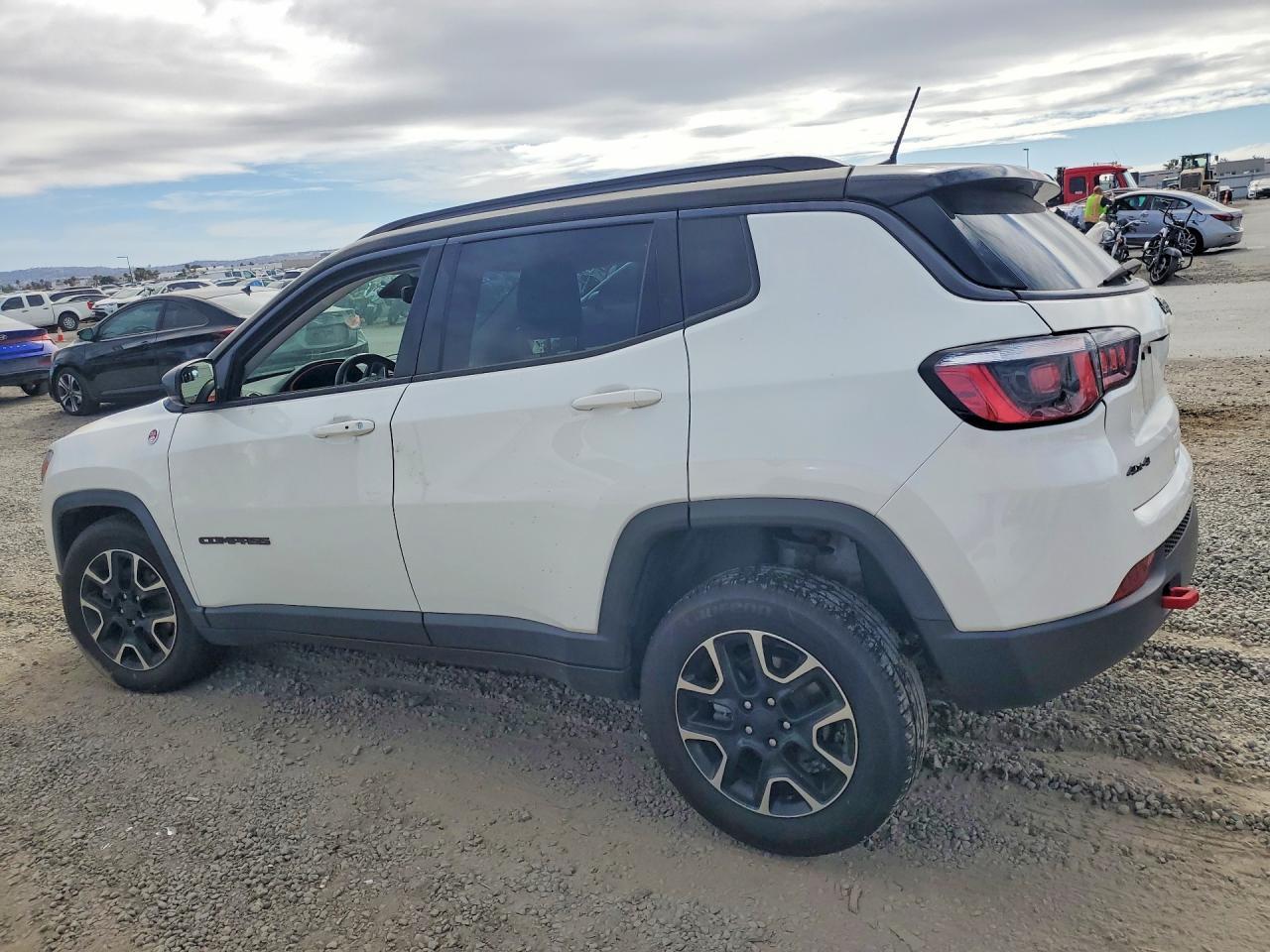 2020 Jeep Compass Trailhawk - zdjęcie 2