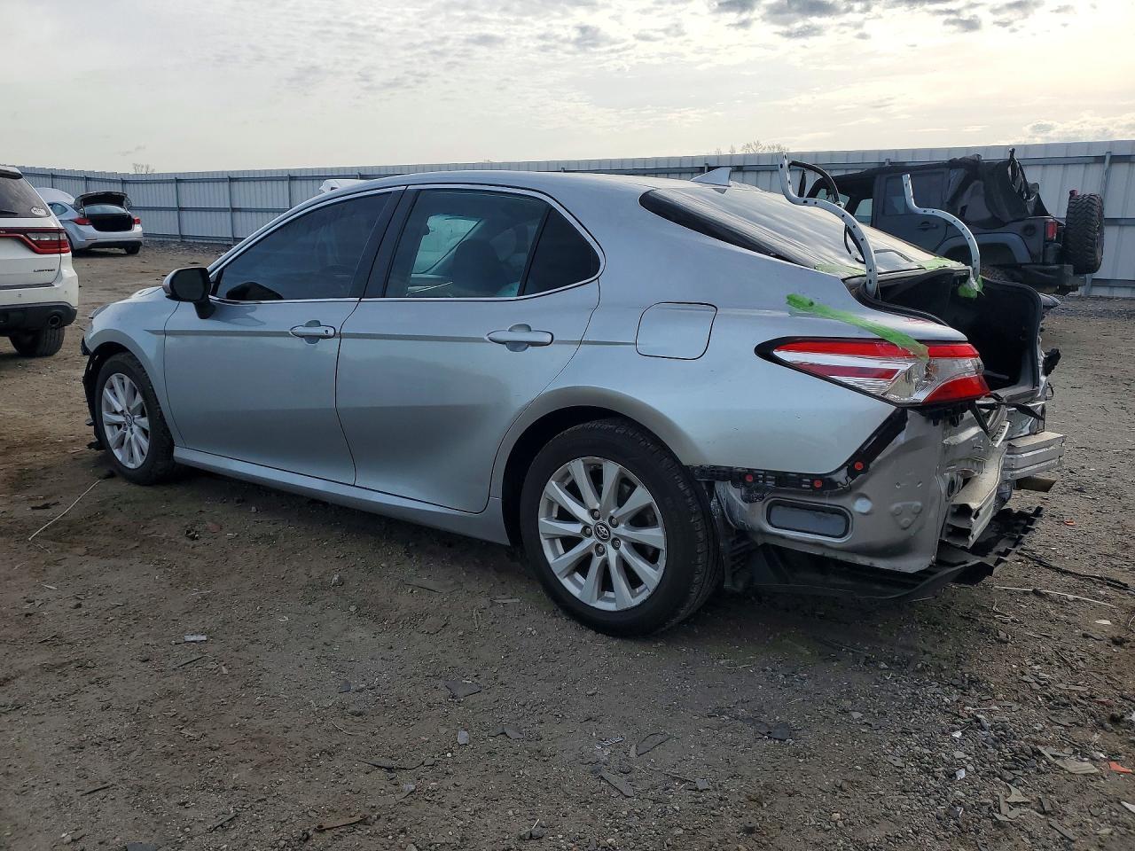 2019 Toyota Camry Le - zdjęcie 2
