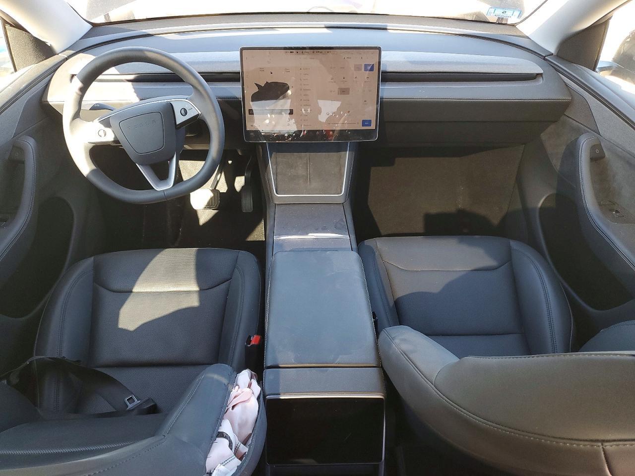2026 Tesla Model Y - zdjęcie 8