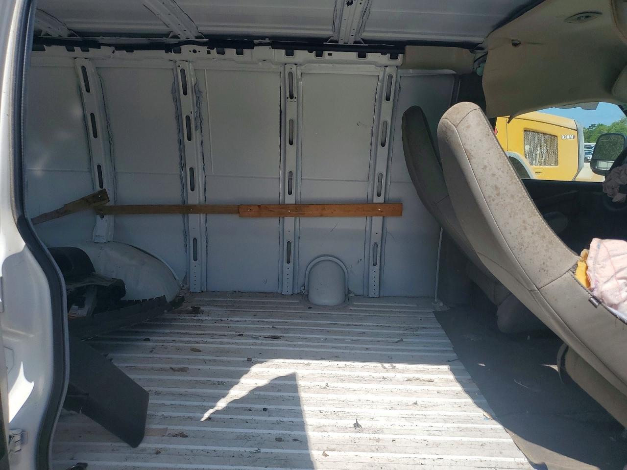 2022 GMC Savana G2500 - zdjęcie 11