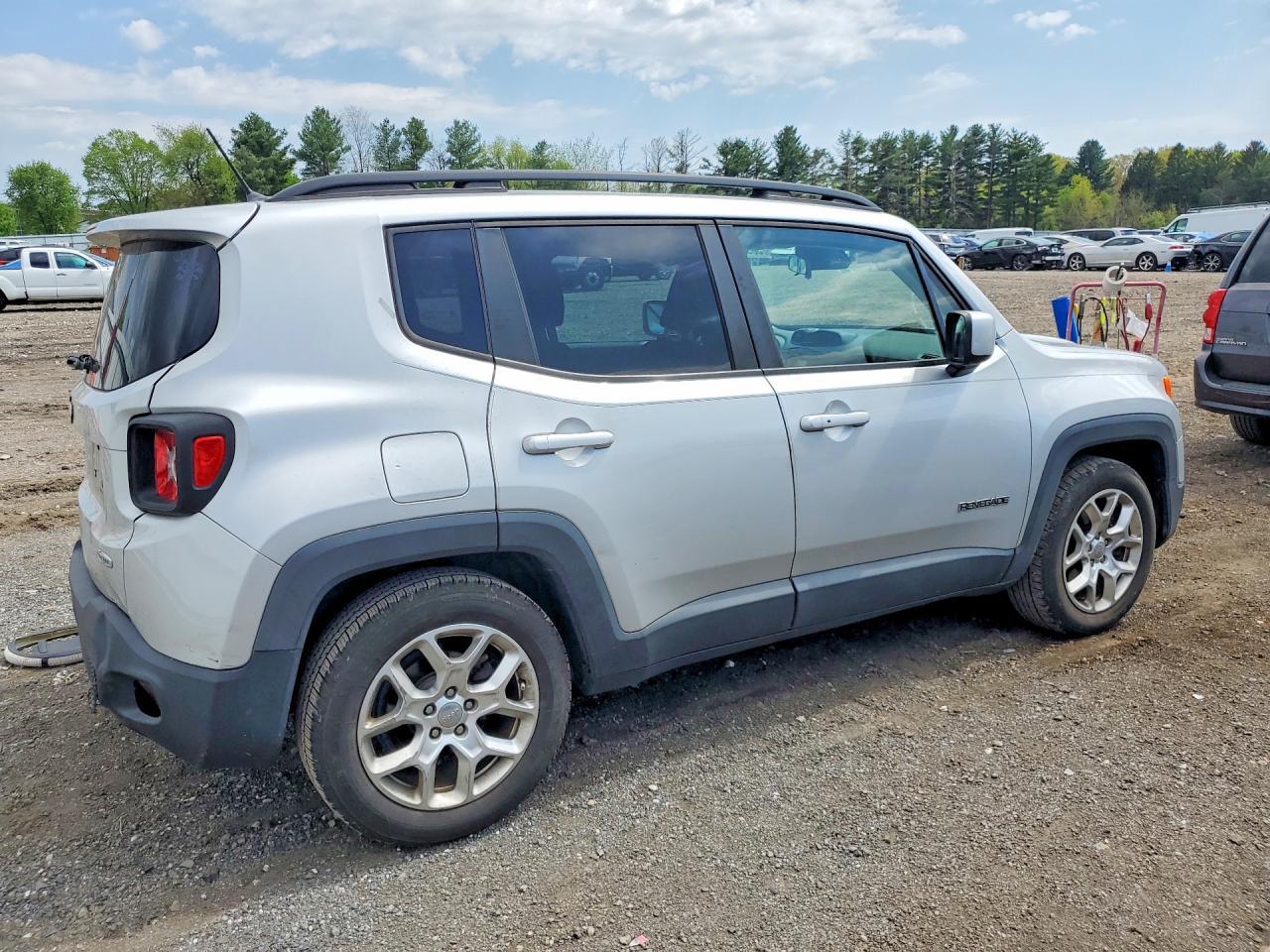 2016 Jeep Renegade Latitude - zdjęcie 3