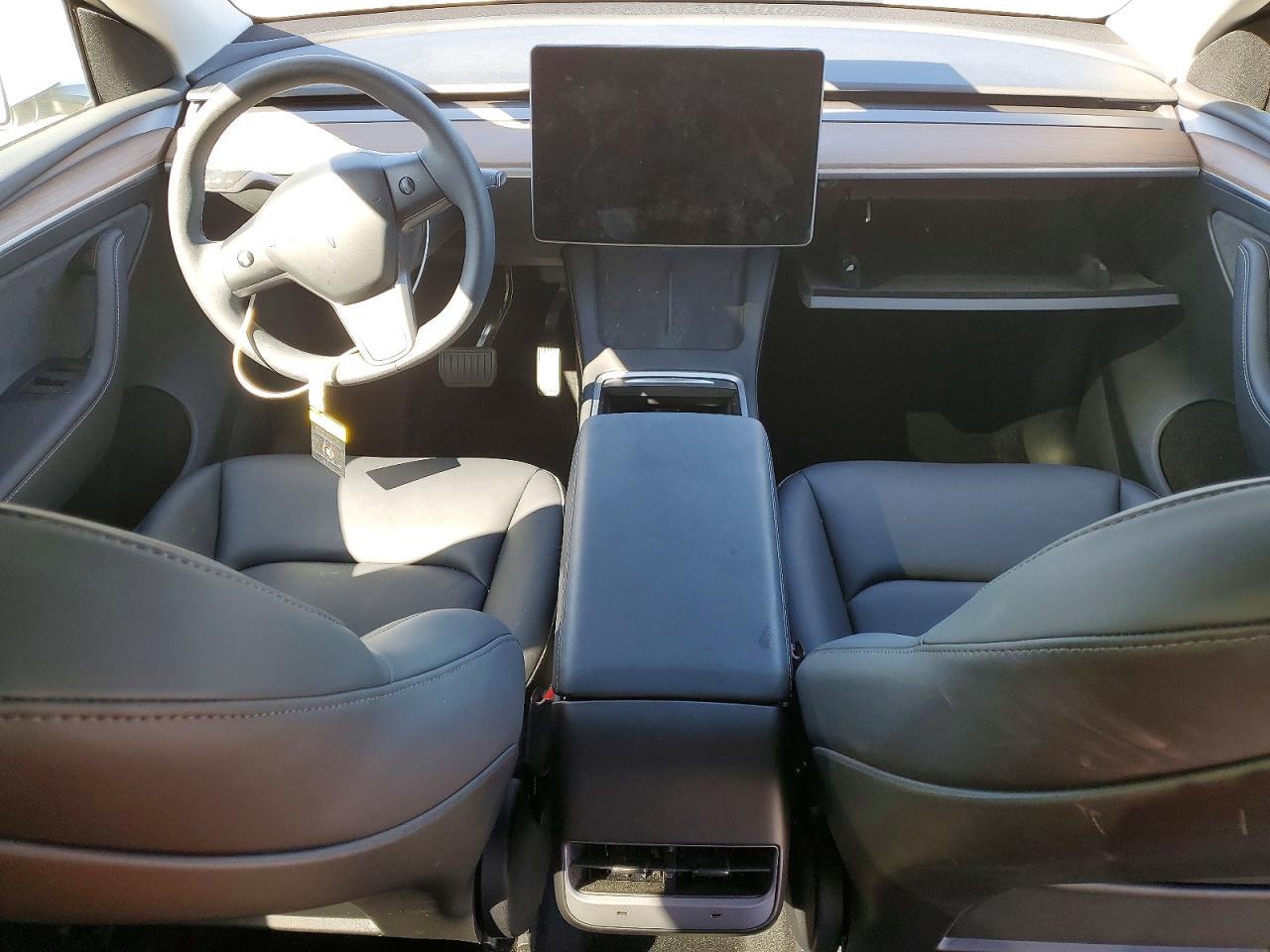 2024 Tesla Model Y - zdjęcie 8
