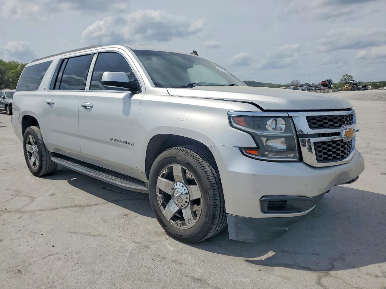 2015 Chevrolet Suburban C1500 Lt - zdjęcie 4
