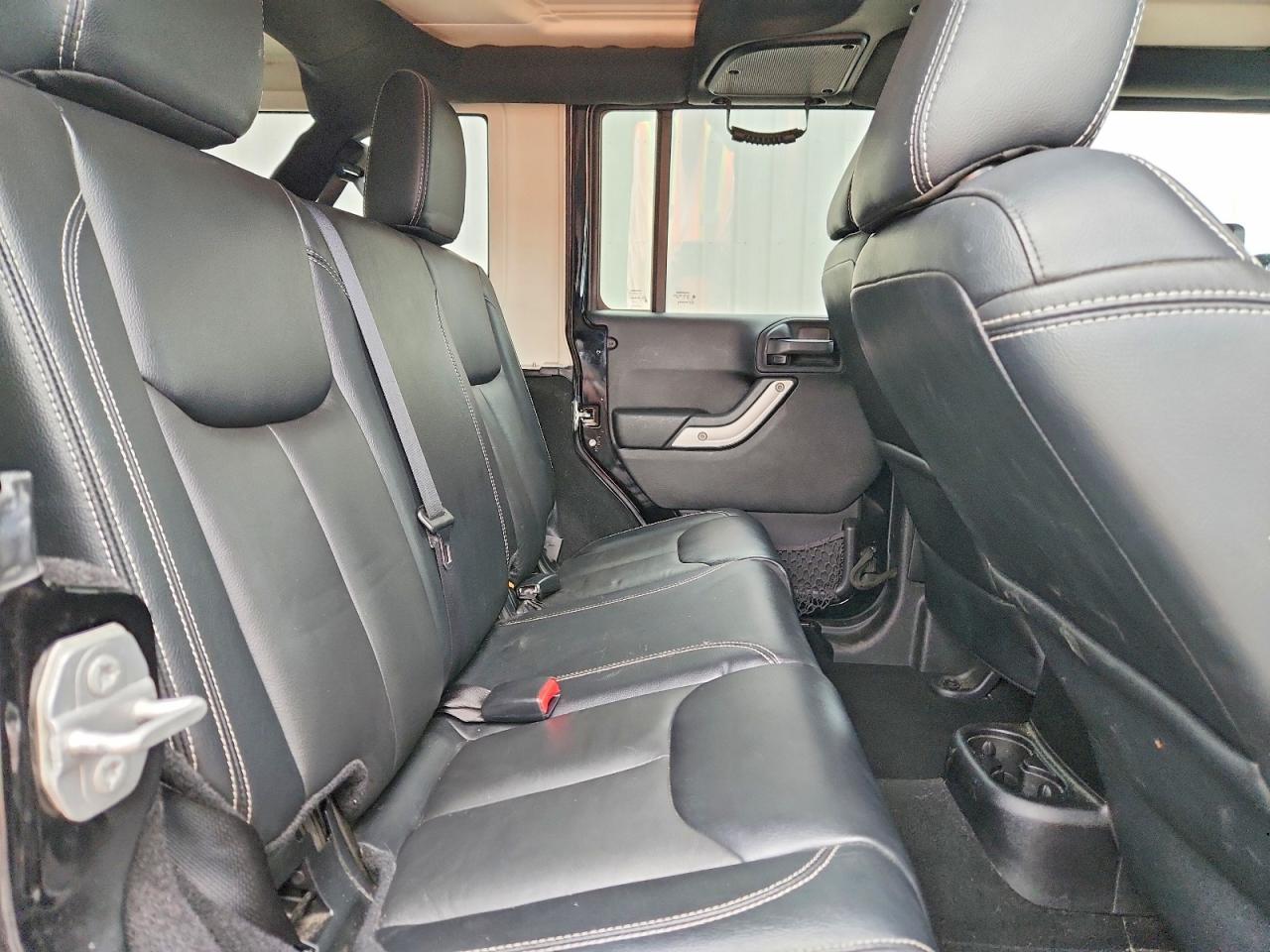 2016 Jeep Wrangler Unlimited Sahara - zdjęcie 10