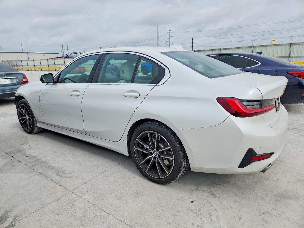 2022 BMW 330I - zdjęcie 2