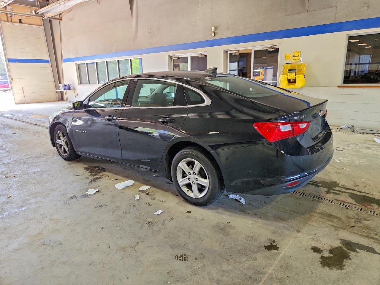 2022 Chevrolet Malibu Ls - zdjęcie 2