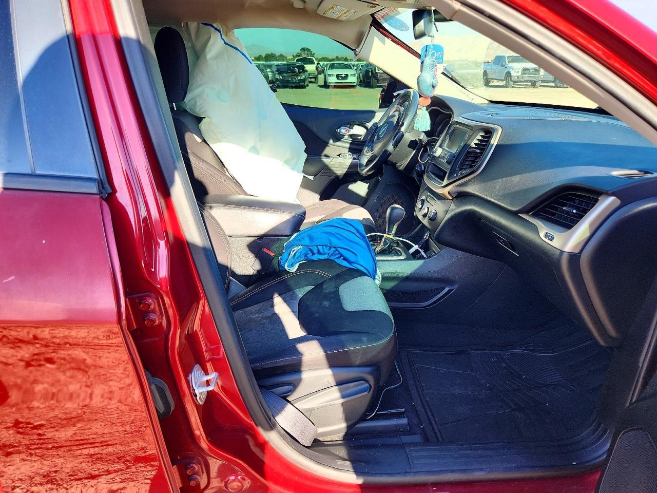 2015 Jeep Cherokee Sport - zdjęcie 13