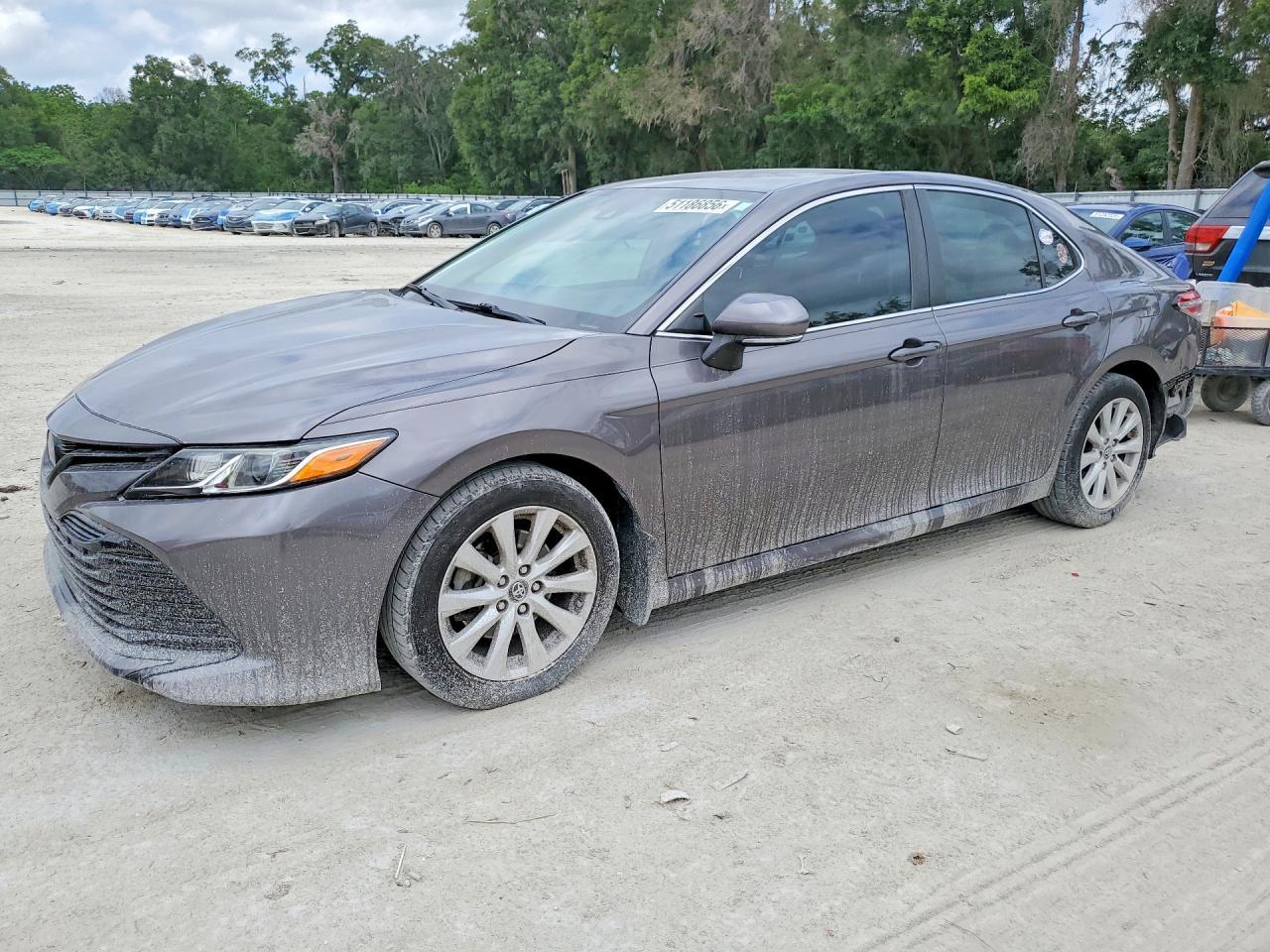 2019 Toyota Camry Le - zdjęcie główne