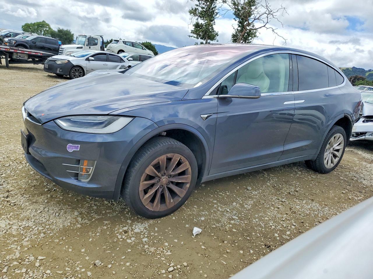 2019 Tesla Model X - zdjęcie główne
