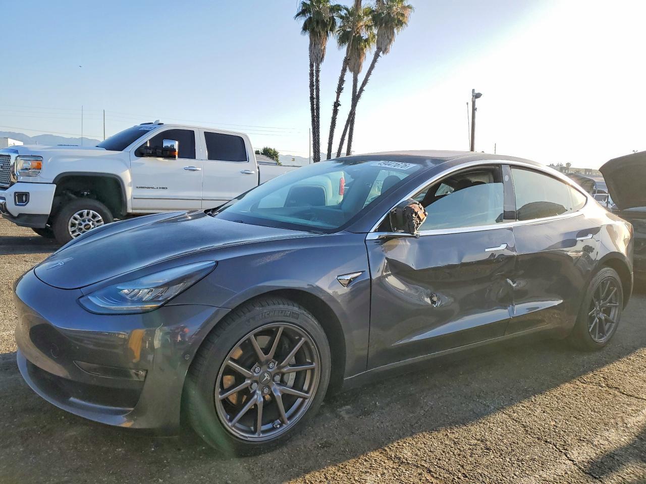 2018 Tesla Model 3 - zdjęcie główne
