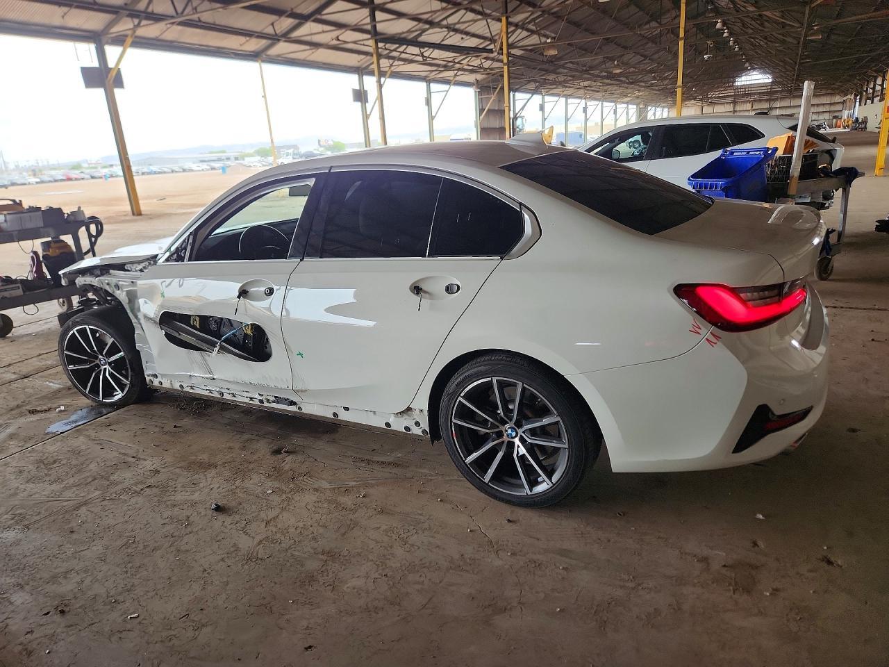 2019 BMW 330I - zdjęcie 2