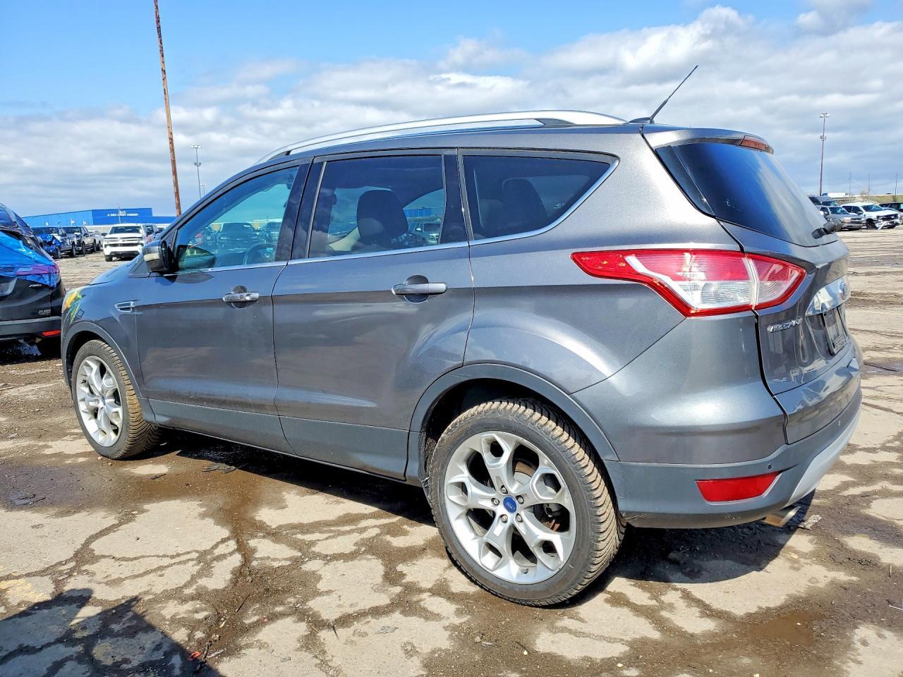 2014 Ford Escape Titanium - zdjęcie 2