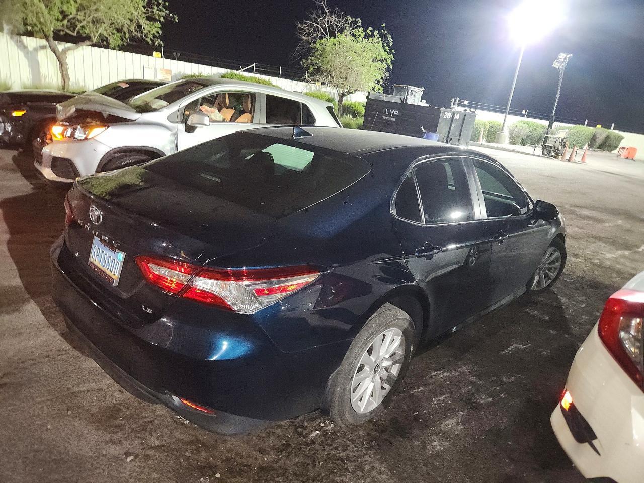 2020 Toyota Camry Le - zdjęcie 3