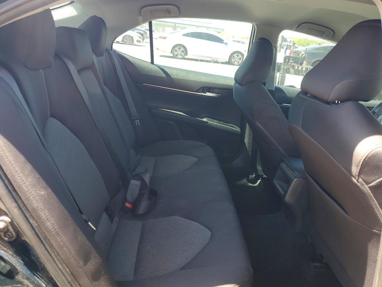 2020 Toyota Camry Le - zdjęcie 10