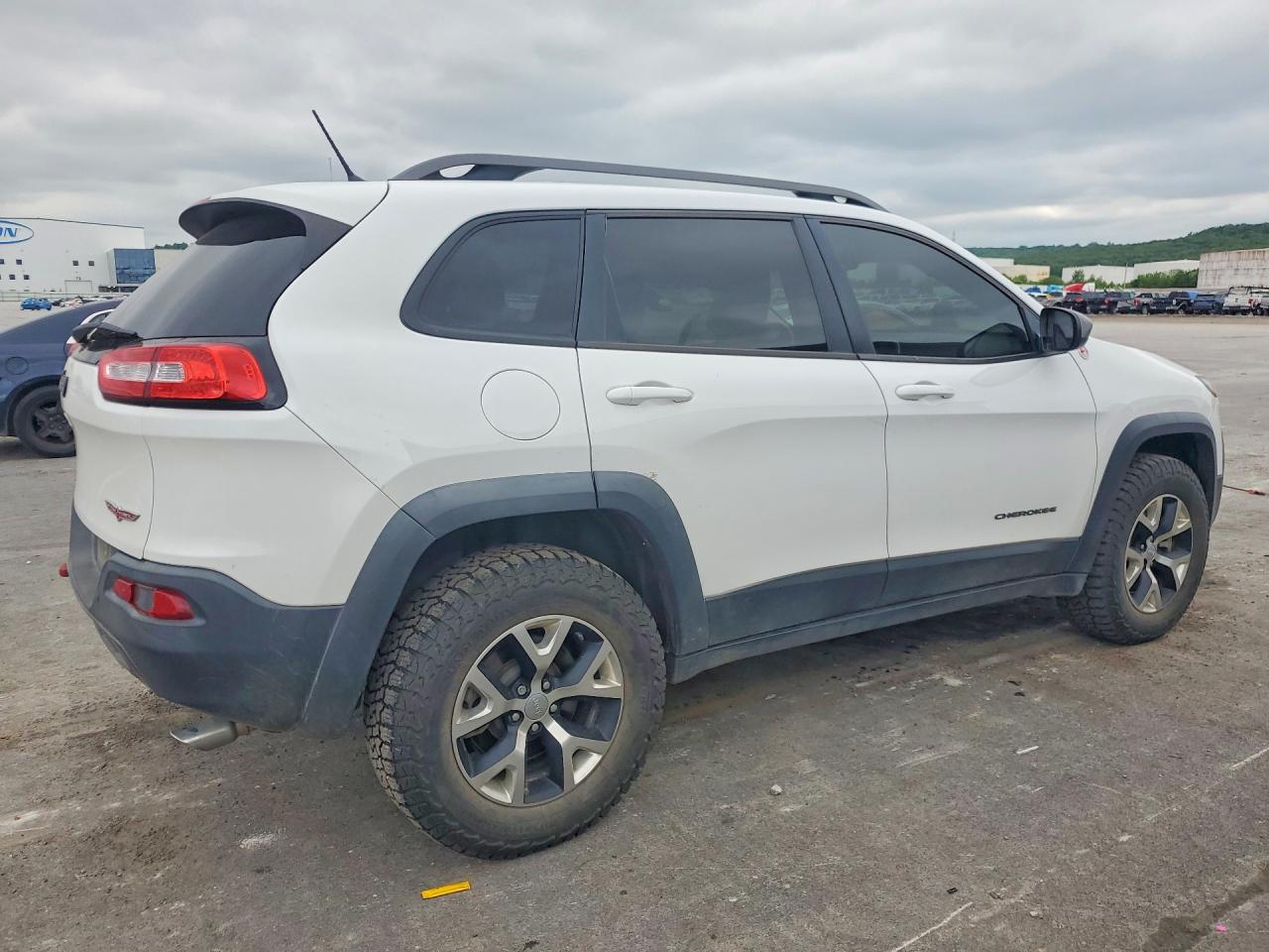2015 Jeep Cherokee Trailhawk - zdjęcie 3