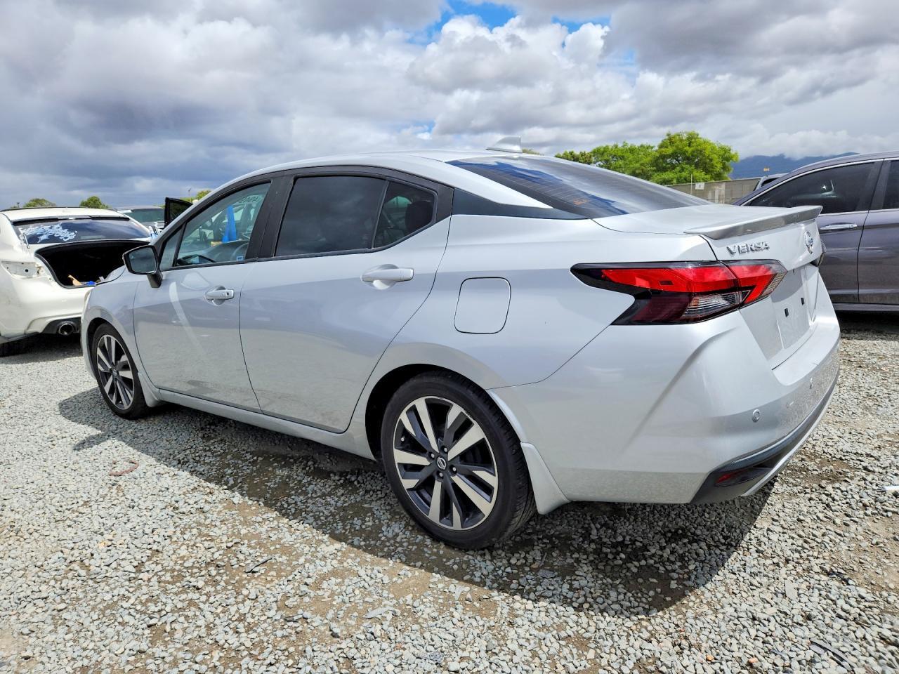 2020 Nissan Versa Sr - zdjęcie 2