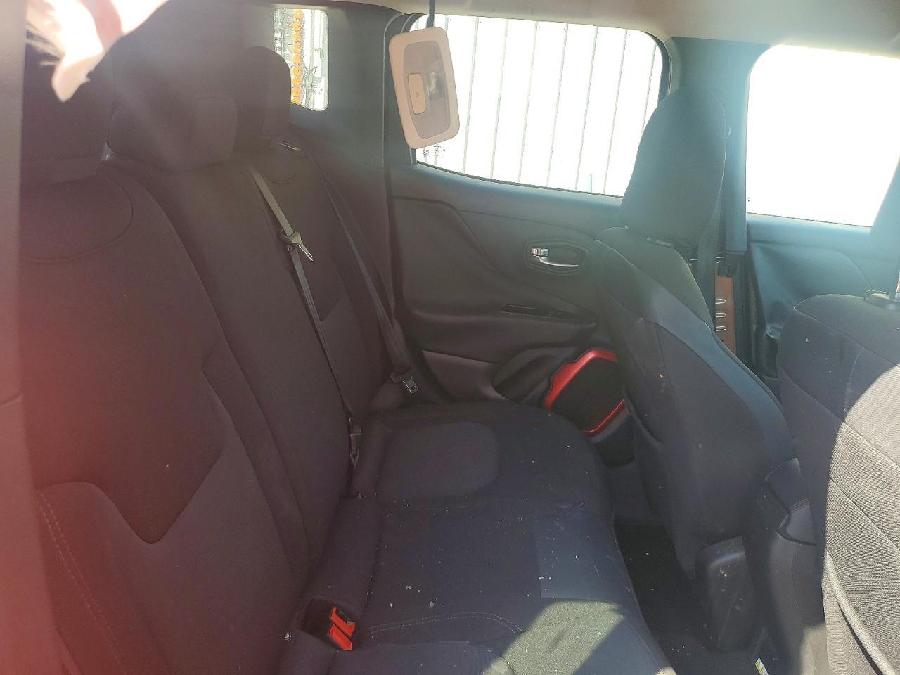 2015 Jeep Renegade Trailhawk - zdjęcie 11