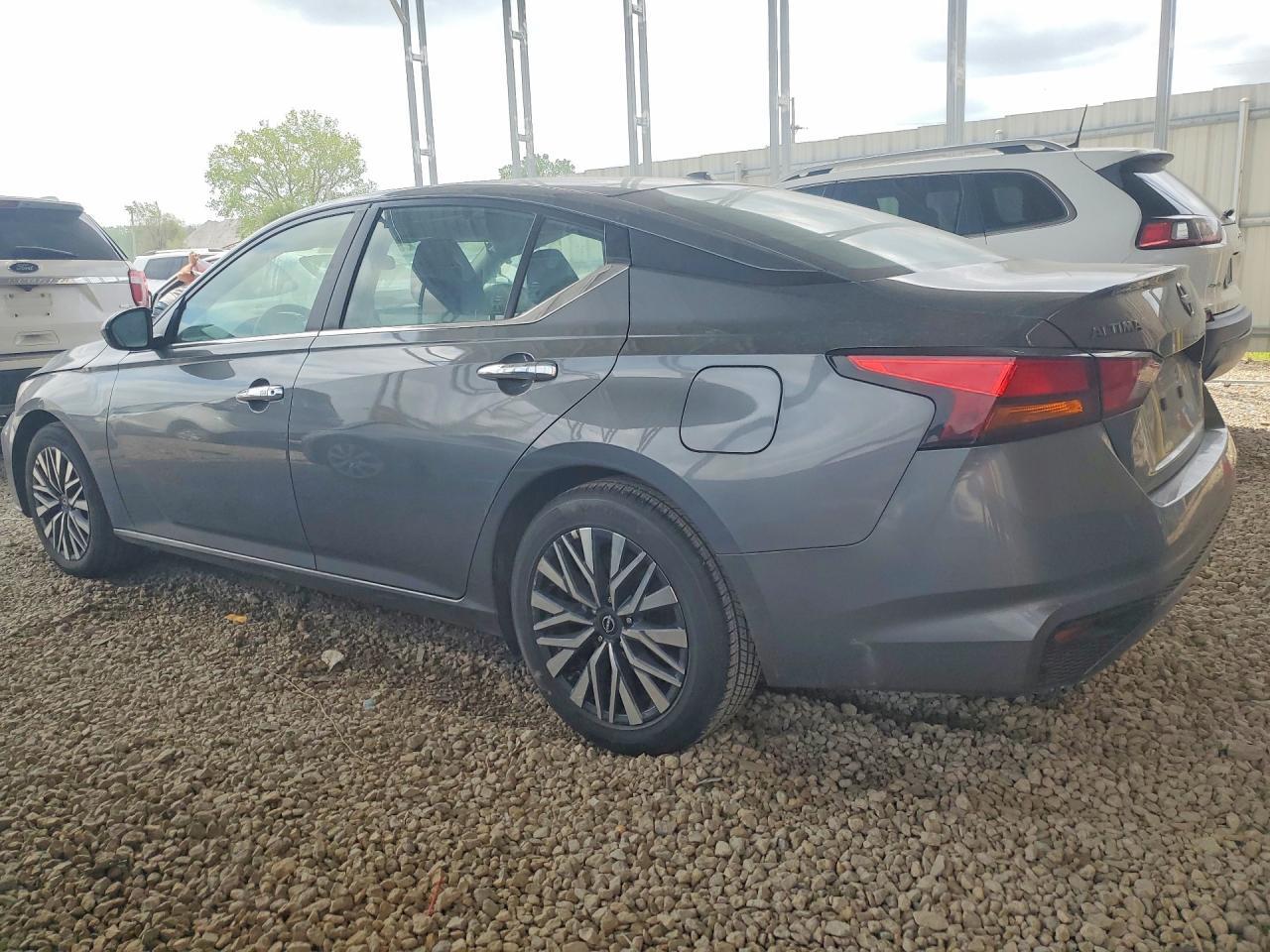 2025 Nissan Altima Sv - zdjęcie 2