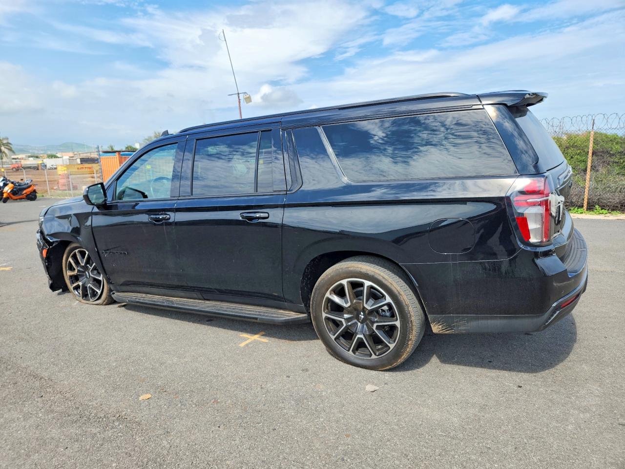 2021 Chevrolet Suburban - zdjęcie 2