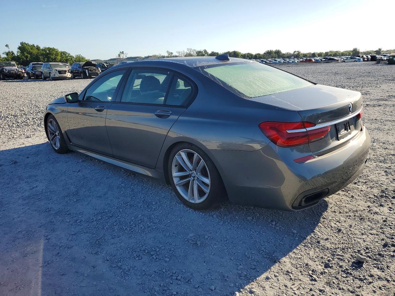 2017 BMW 750 Xi - zdjęcie 2