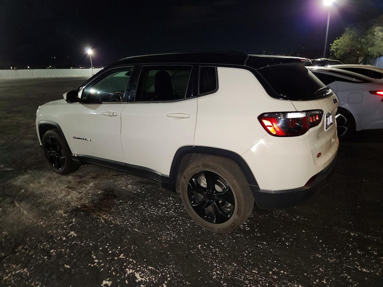 2021 Jeep Compass Latitude - zdjęcie 2