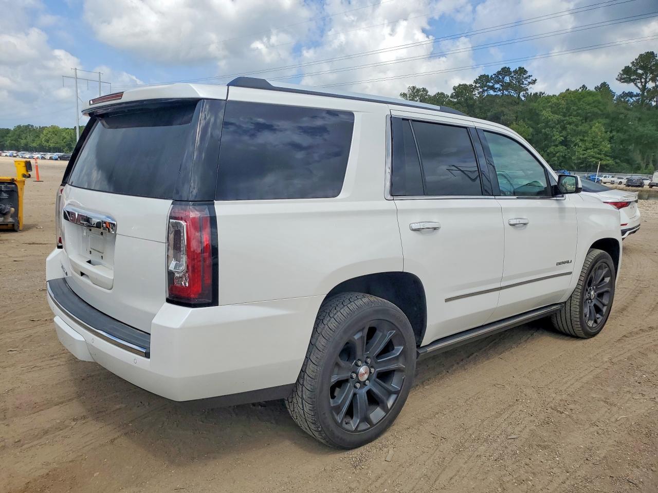 2017 GMC Yukon Denali - zdjęcie 3