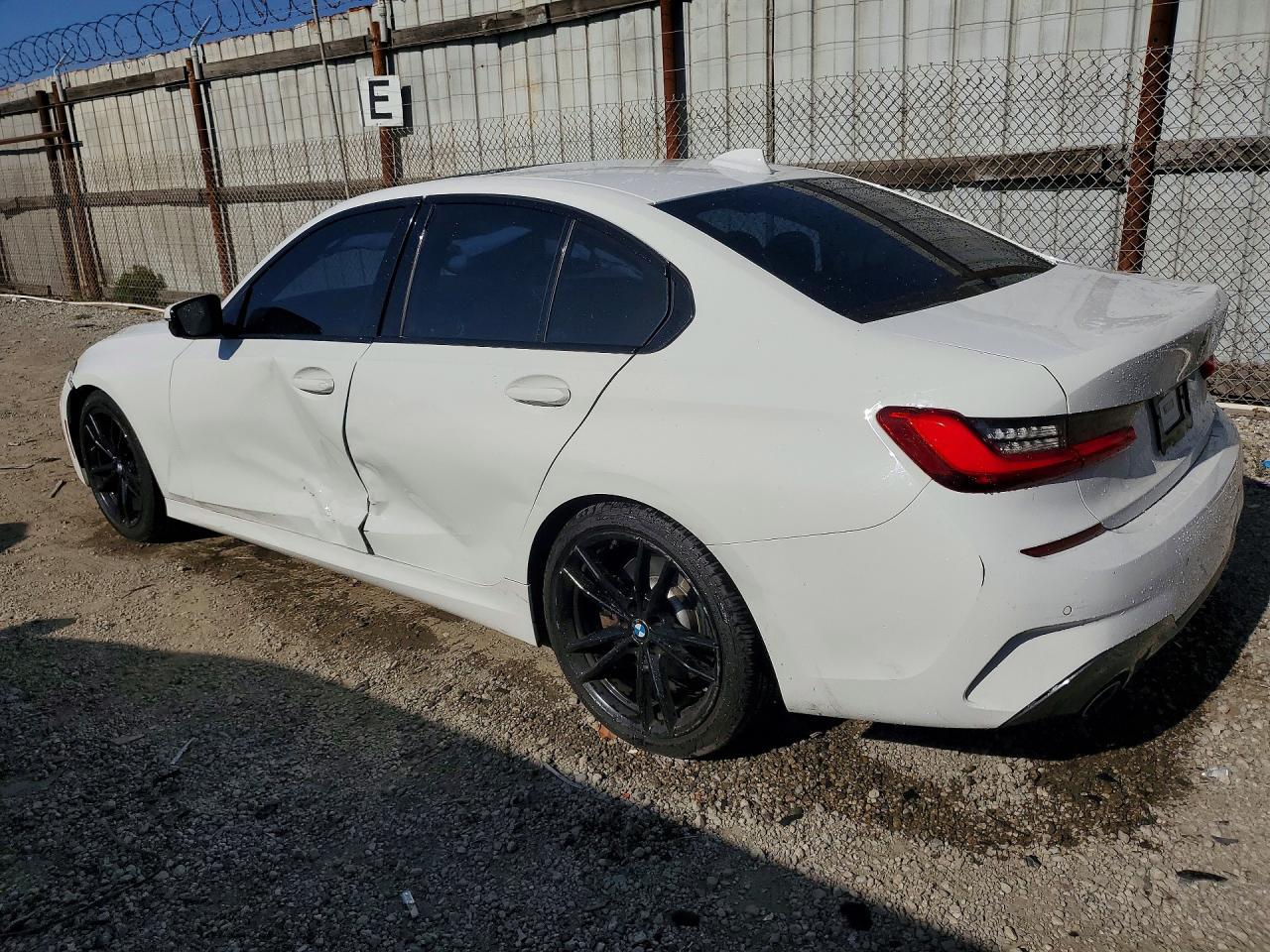 2021 BMW 330I - zdjęcie 2