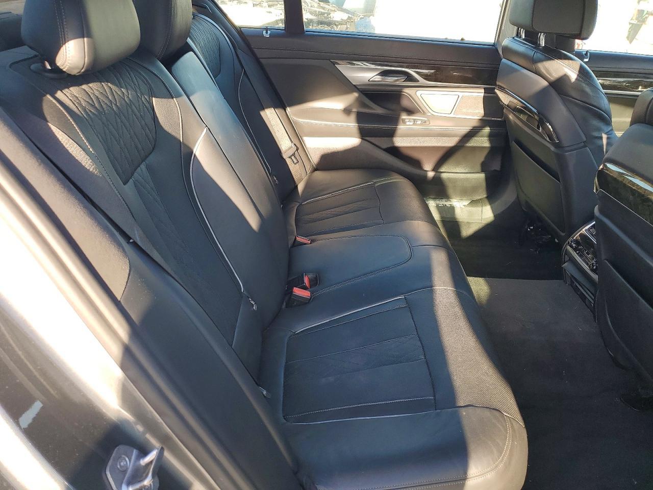 2017 BMW 750 Xi - zdjęcie 10