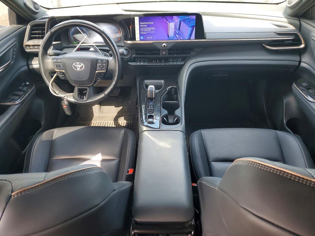 2025 Toyota Crown Signia Limited - zdjęcie 8