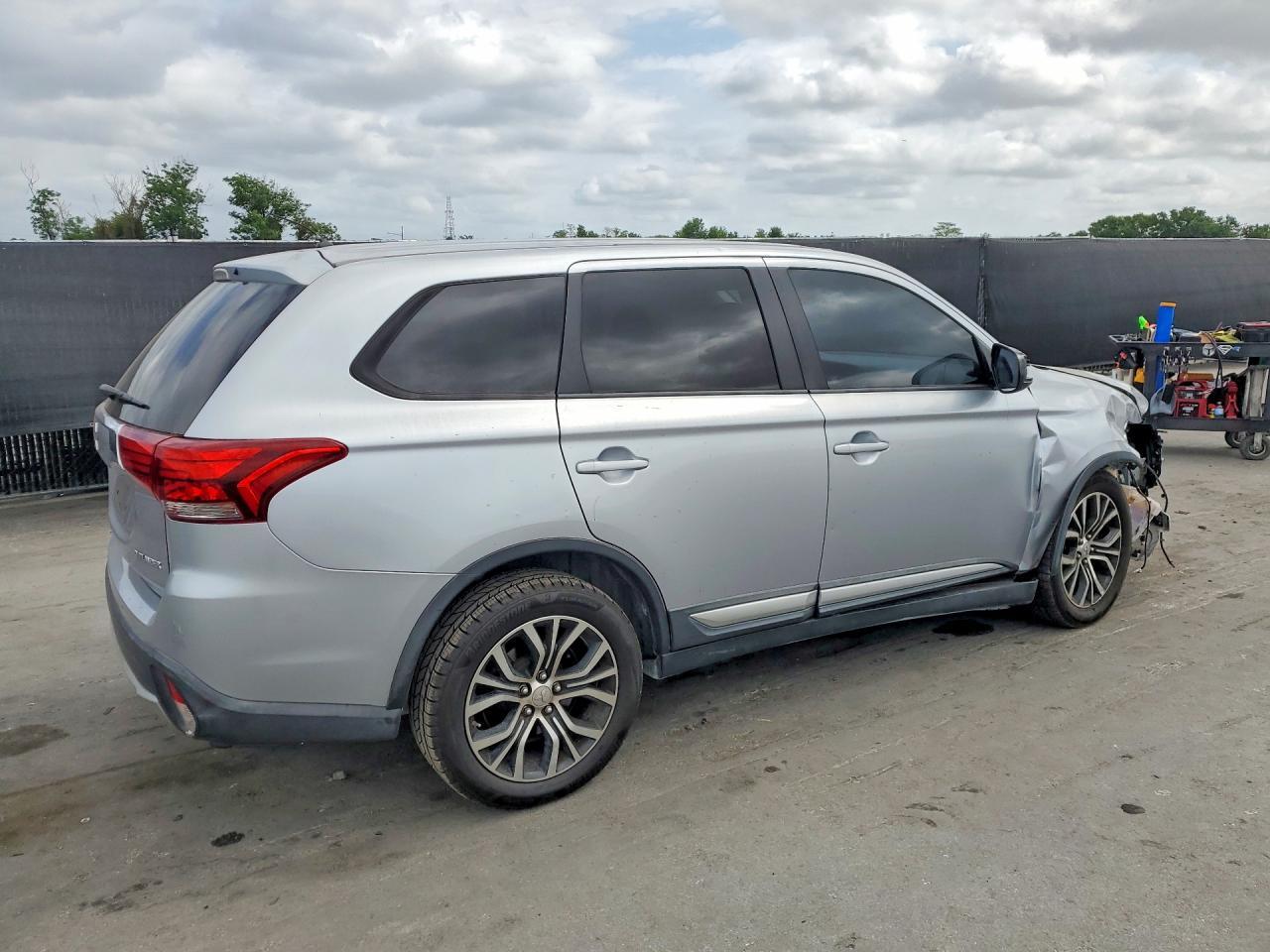 2016 Mitsubishi Outlander Es - zdjęcie 3