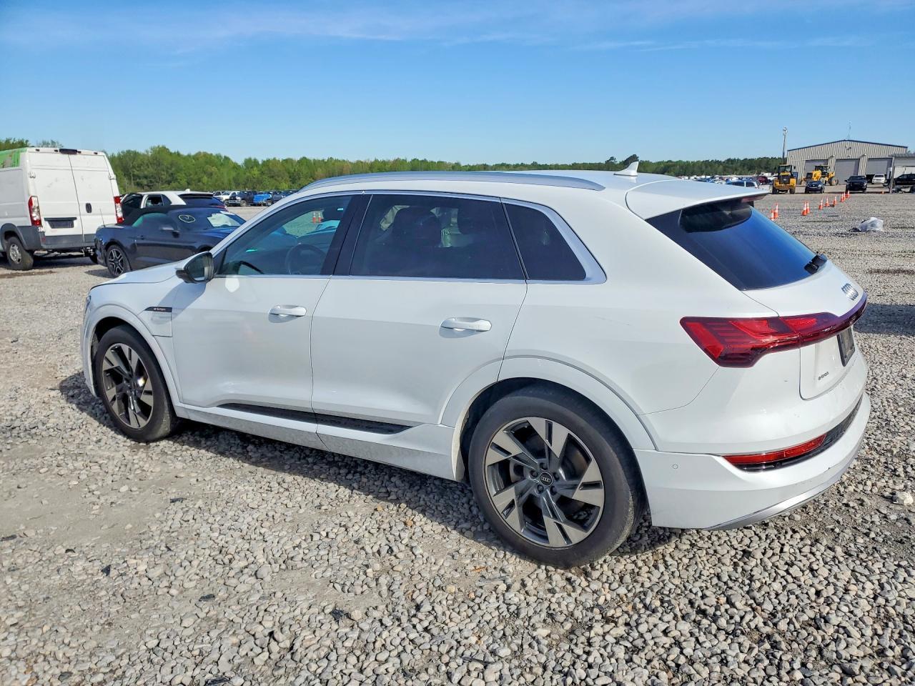 2022 Audi E-Tron Premium Plus - zdjęcie 2