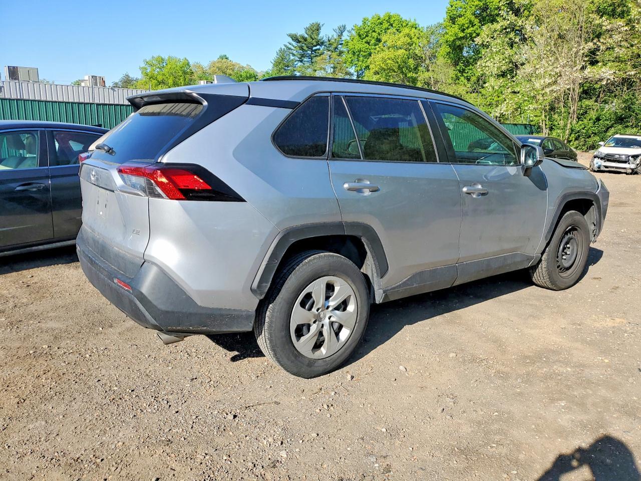 2021 Toyota Rav4 Le - zdjęcie 3