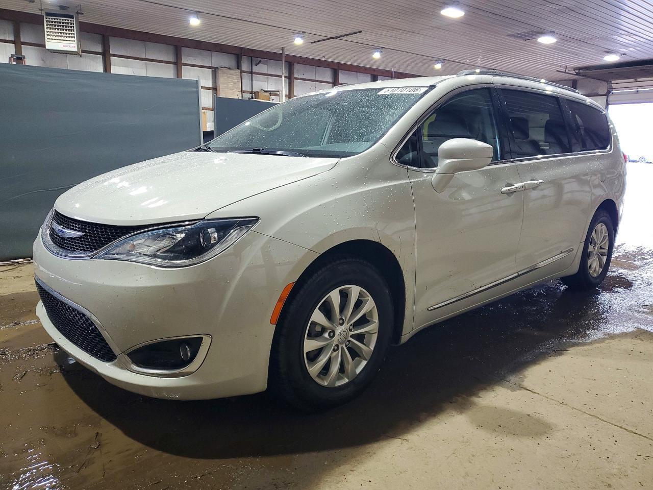 2019 Chrysler Pacifica Touring L - zdjęcie główne