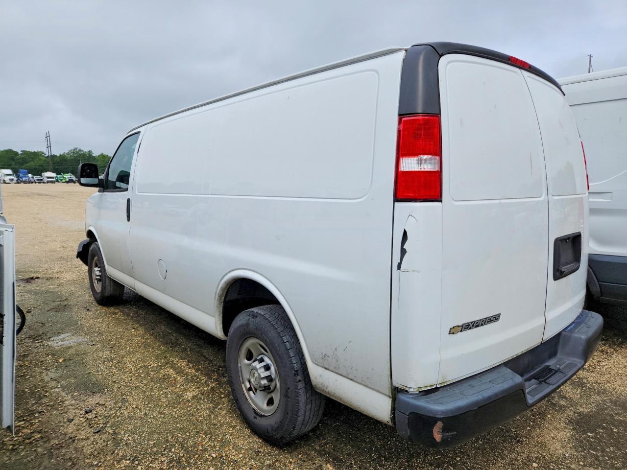 2022 Chevrolet Express G2500 - zdjęcie 2
