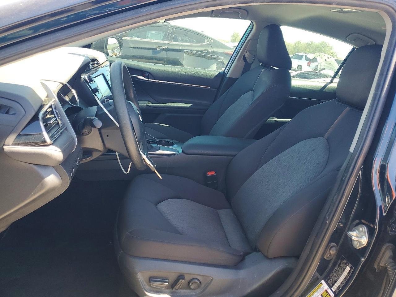 2020 Toyota Camry Le - zdjęcie 7