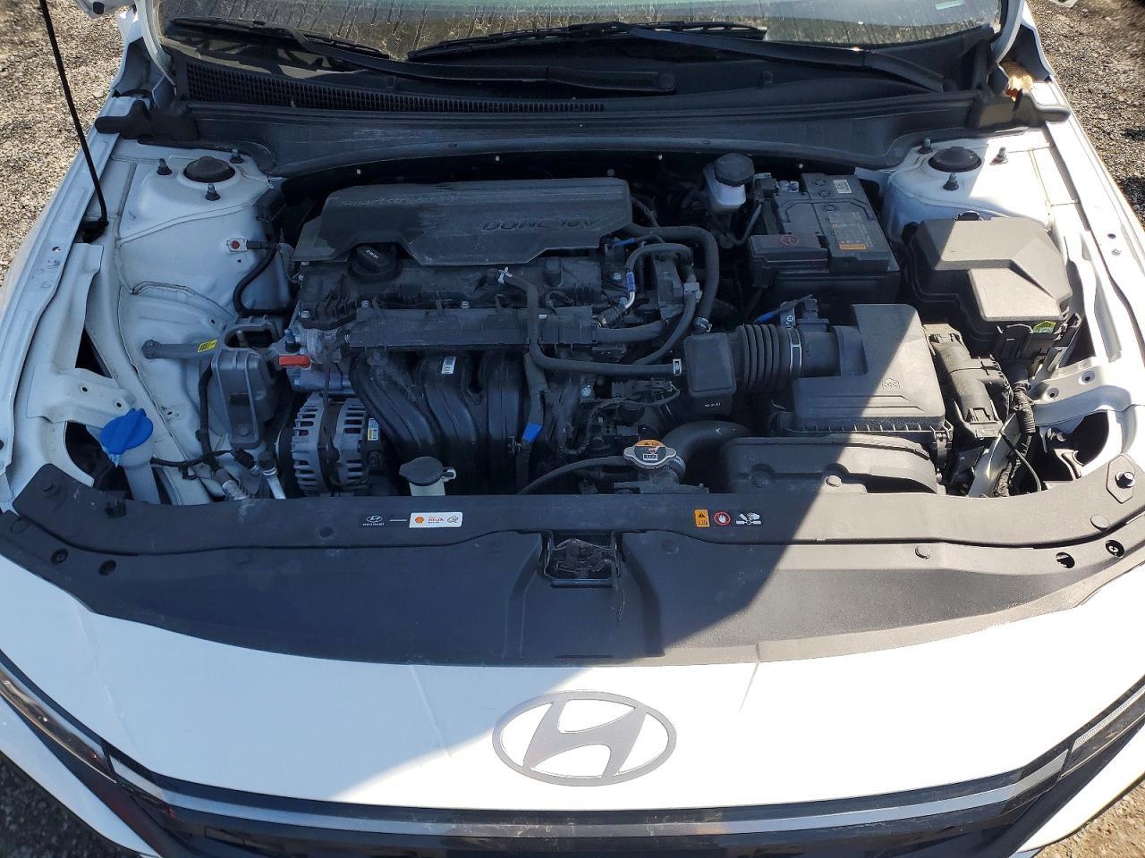 2024 Hyundai Elantra Luxury - zdjęcie 11