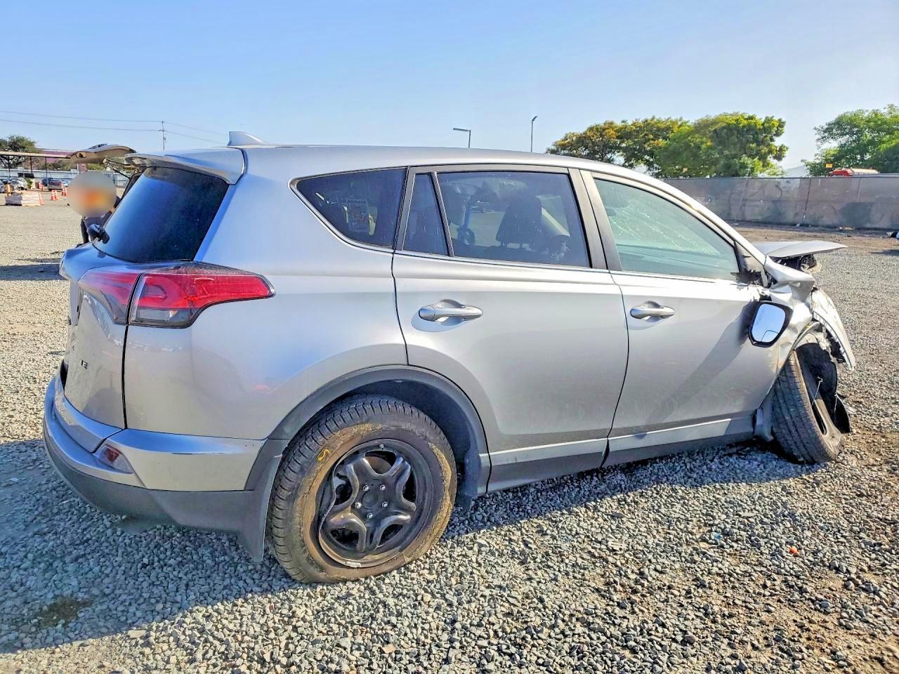 2018 Toyota Rav4 Le - zdjęcie 4