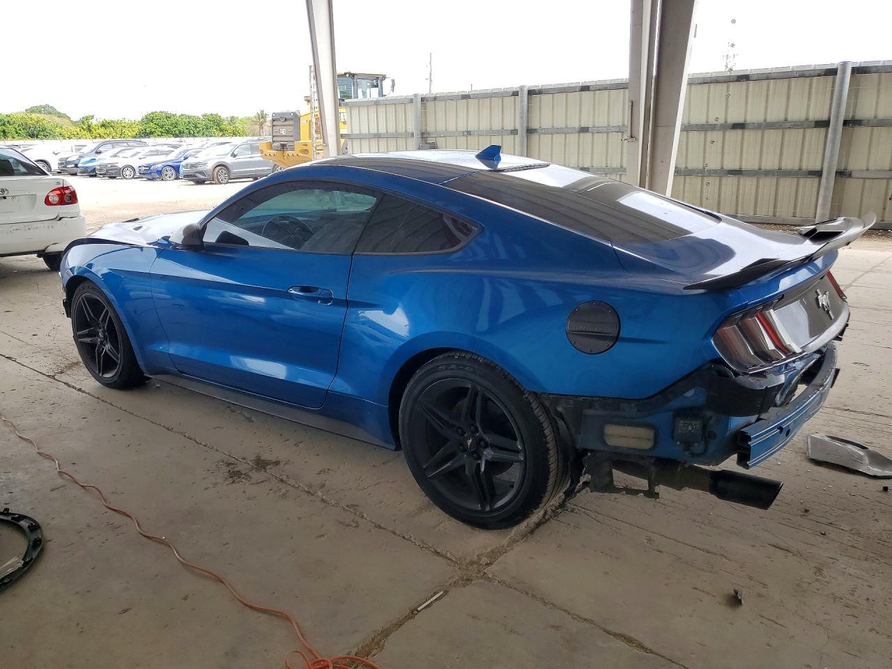 2021 Ford Mustang - zdjęcie 2