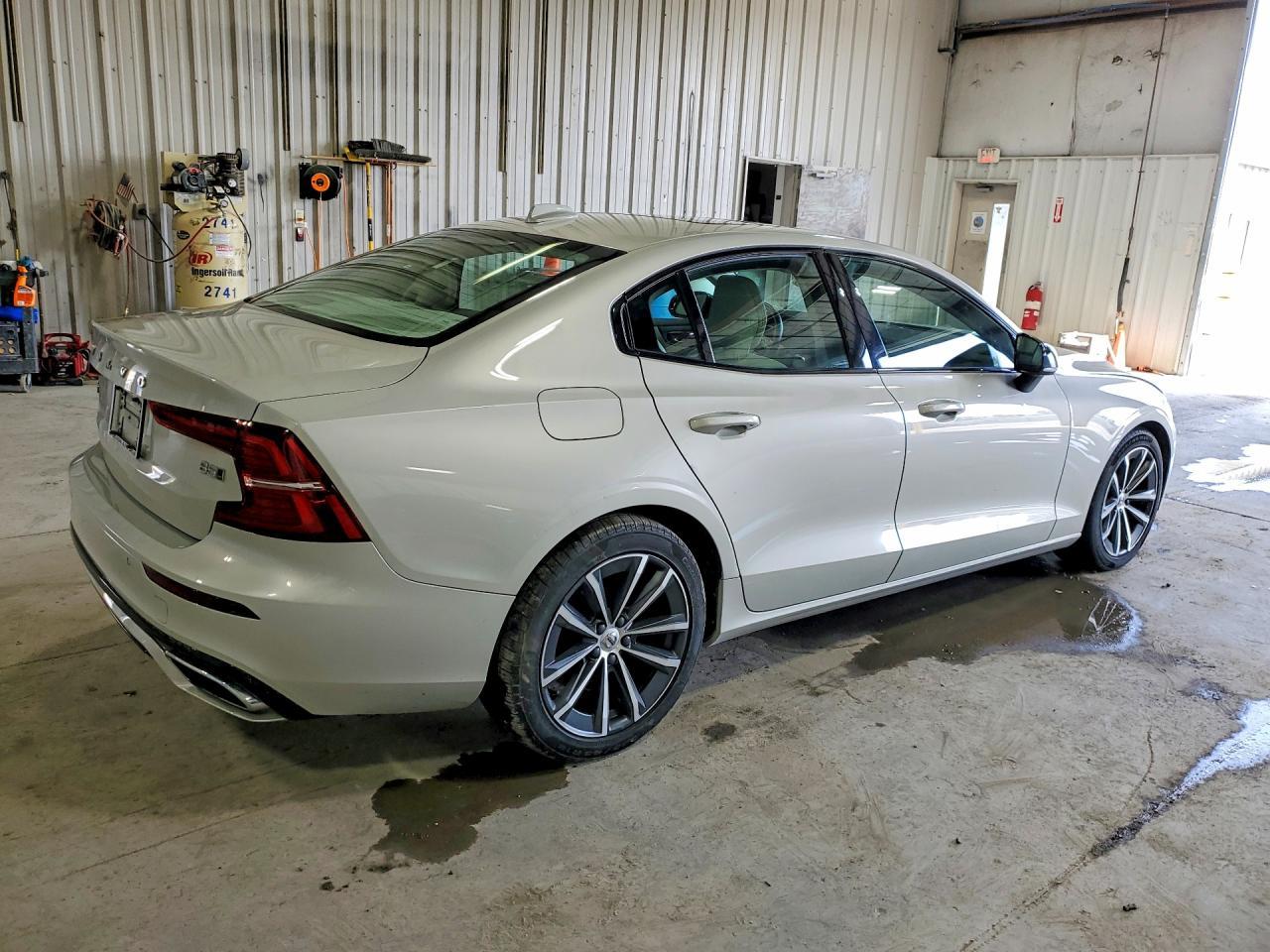 2022 Volvo S60 B5 Momentum - zdjęcie 3