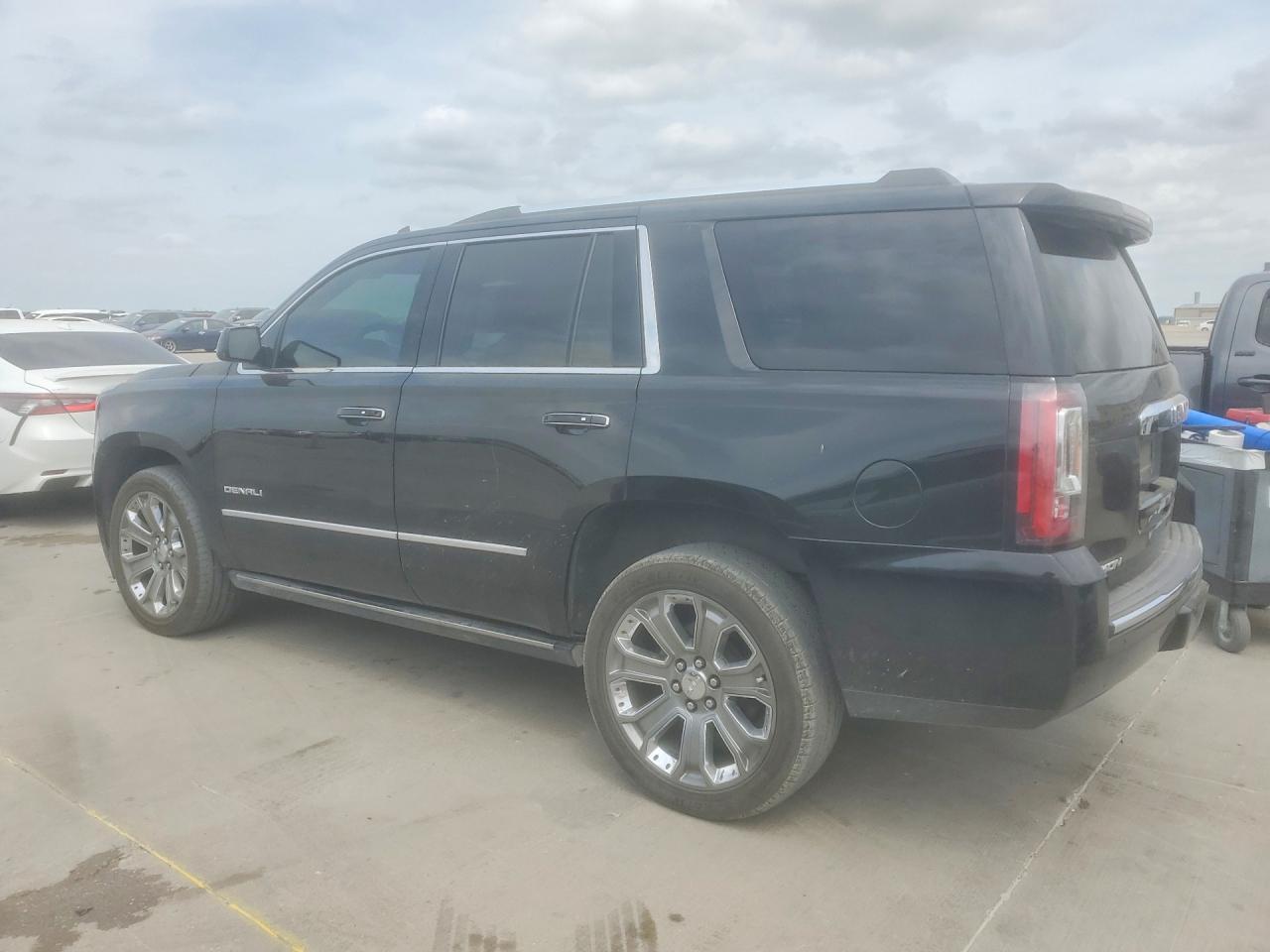 2015 GMC Yukon Denali - zdjęcie 2